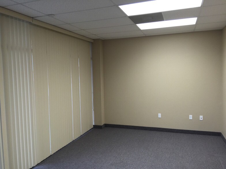 More Photos Of 42-46 N 11th St, Beaumont Freestanding For Lease