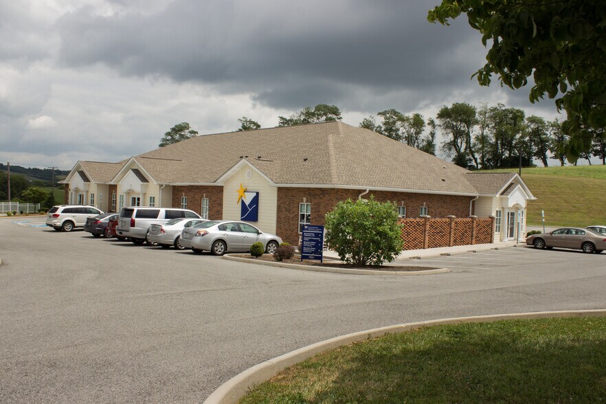 Primary Photo Of 7021 W Lee Hwy, Rural Retreat Medical For Sale