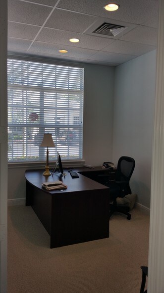 More Photos Of 1935 Commerce Ln, Jupiter Office For Lease