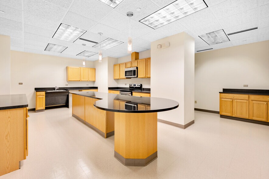 More Photos Of 915 Harger Rd, Oak Brook Office For Lease