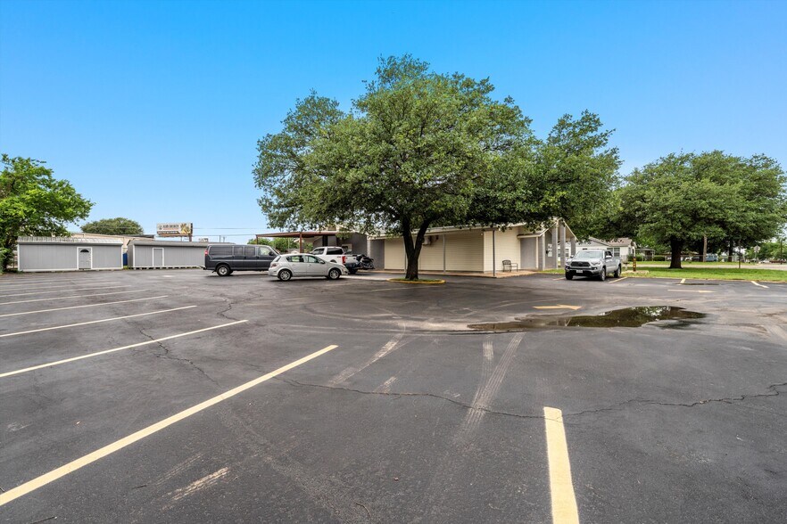 More Photos Of 1301 S 30th St, Waco Office For Sale