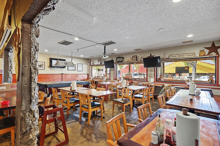 More Photos Of 216 W Steuben St, Cook General Retail For Sale