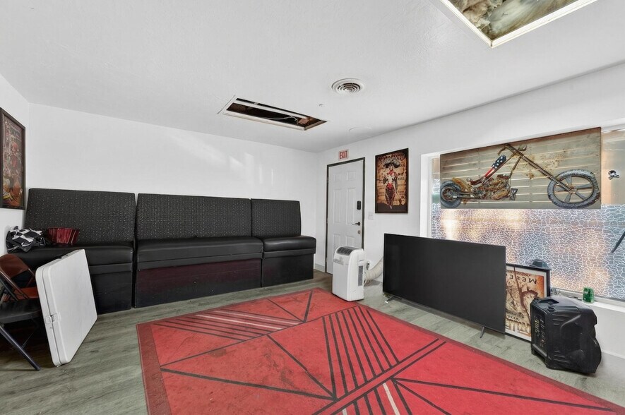 More Photos Of 940 W Hatcher Rd, Phoenix Freestanding For Sale