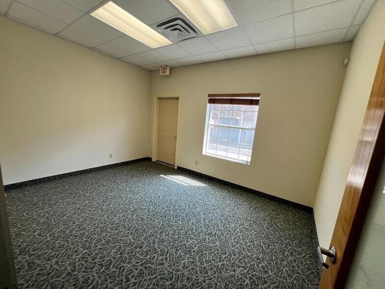 More Photos Of 5926 W Parker Rd, Plano Medical For Sale