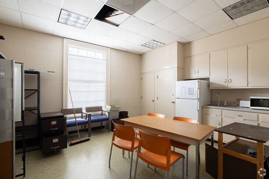 More Photos Of 2505 Abercorn St, Savannah Bank For Lease