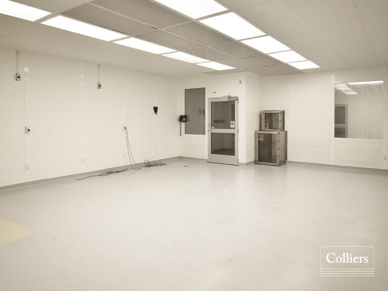 More Photos Of 8248-8264 Lackland Rd, Saint John Warehouse For Lease