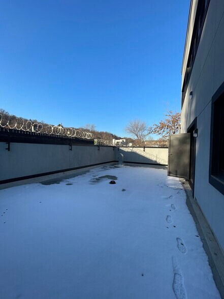 More Photos Of 194 Gordon St, Staten Island Showroom For Lease