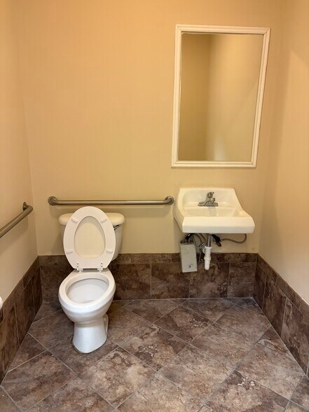 More Photos Of 1904 Fairfax Rd, Greensboro Showroom For Lease