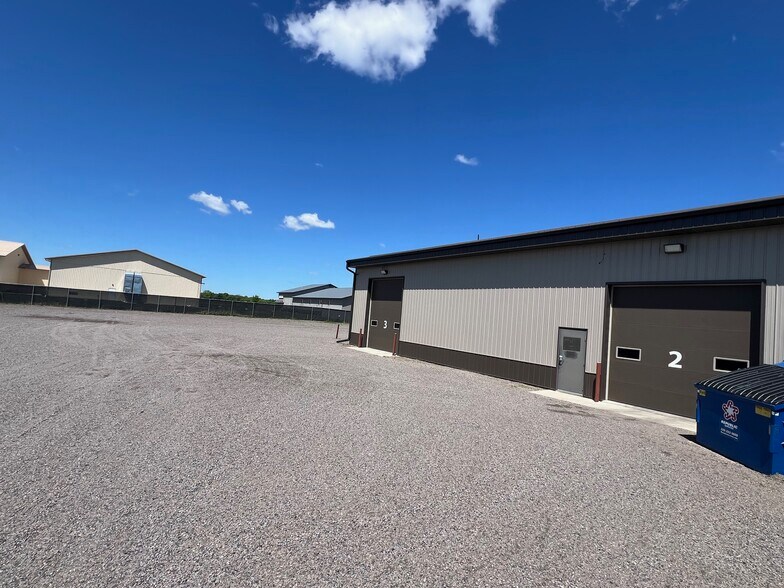 More Photos Of 20021 Edison Cir, Clearwater Warehouse For Lease