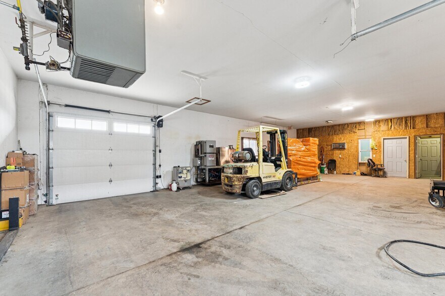 More Photos Of 630 W Elkhorn St, Arlington Freestanding For Sale