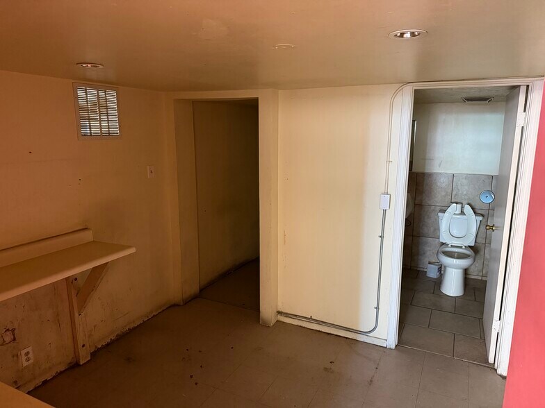 More Photos Of 305 S El Paso St, El Paso Storefront For Lease