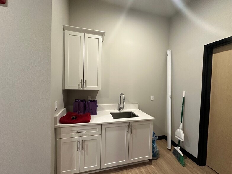 More Photos Of 21600 SE Stark St, Gresham Service For Lease