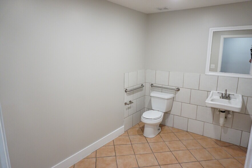 More Photos Of 5603 Northdale St, Houston Warehouse For Lease