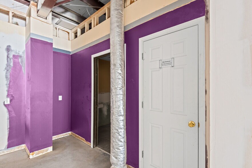 More Photos Of 2401 Ruth Hentz Ave, Panama City Flex For Lease