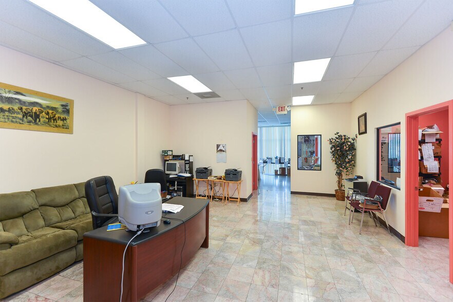 More Photos Of 7751 Kingspointe Pky, Orlando Light Distribution For Lease