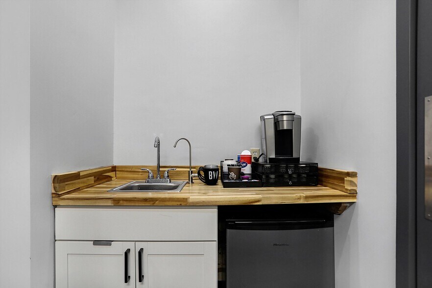 More Photos Of 615 Russell Ave, Indianapolis Medical For Sale