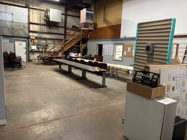 More Photos Of 2948 Rice St, Little Canada Warehouse For Lease