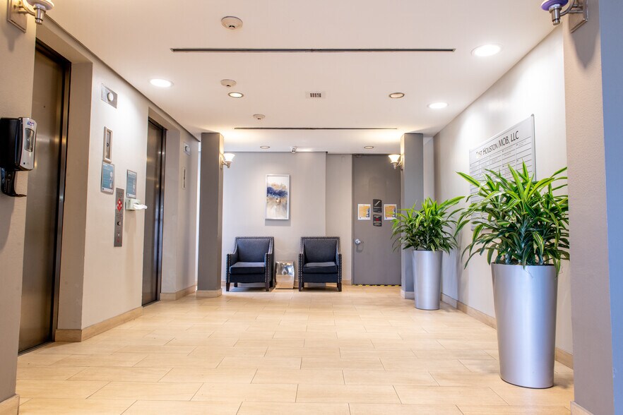 More Photos Of 1140 Westmont Dr, Houston Medical For Lease