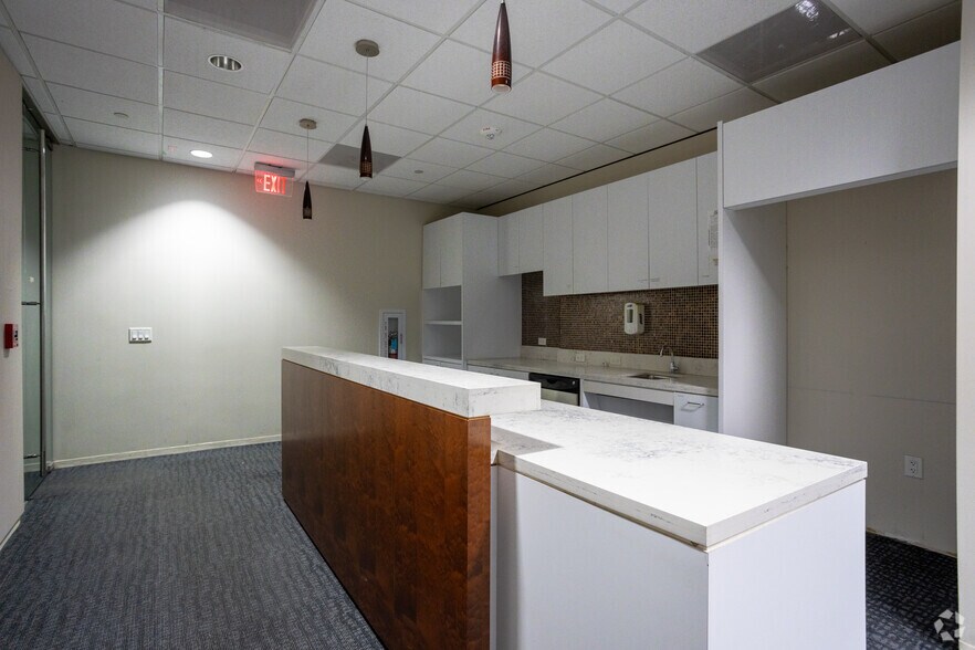 More Photos Of 1111-1113 Gillingham Ln, Sugar Land Distribution For Lease