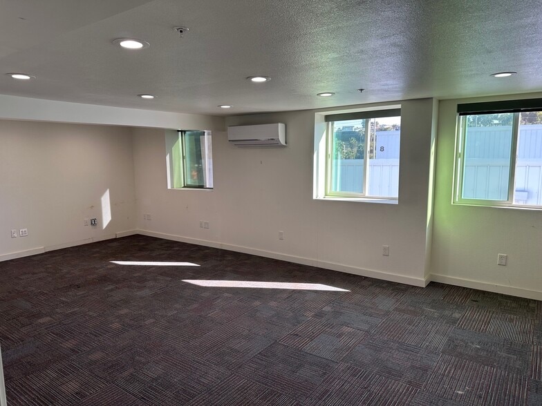 More Photos Of 545 Stevens Ave W, Solana Beach Self Storage For Lease