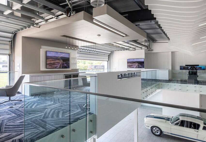 More Photos Of 40-41 Straightaway Dr, Pontiac Parking Garage For Sale