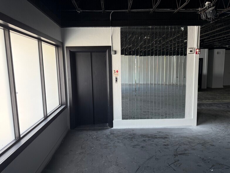 More Photos Of 546 Seabreeze Blvd, Daytona Beach Bar For Lease