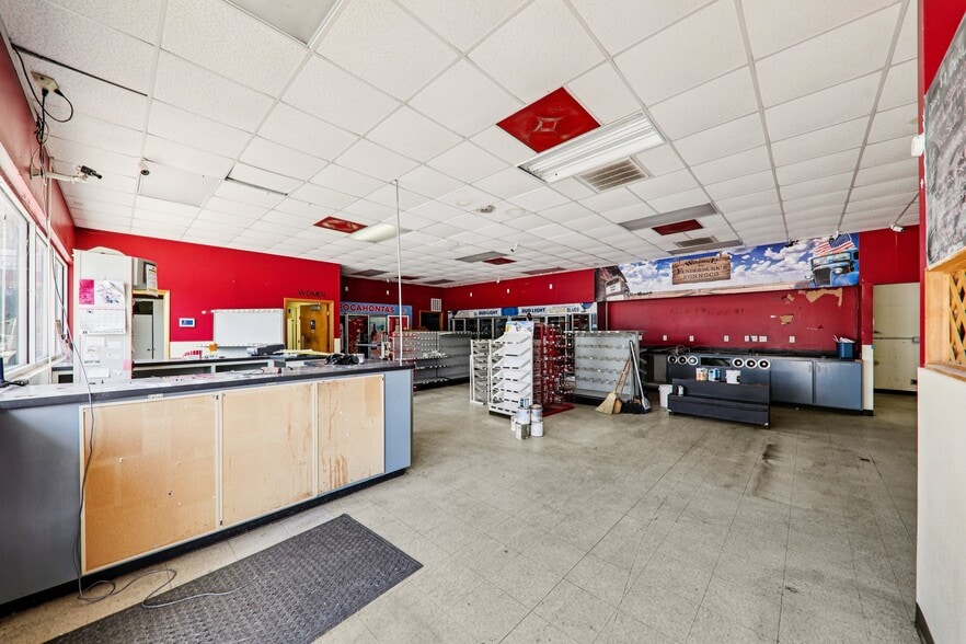 More Photos Of 402 W Johnson St, Pocahontas Flex For Sale