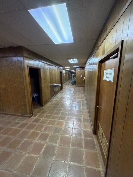 More Photos Of 1613 Avenue K, Hondo Office For Sale