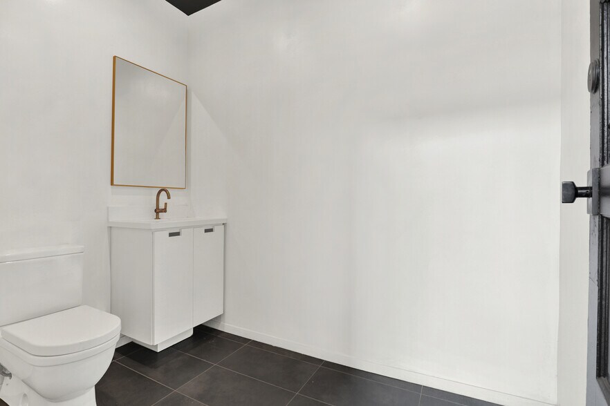 More Photos Of 435 S Boyle Ave, Los Angeles Office Residential For Sale