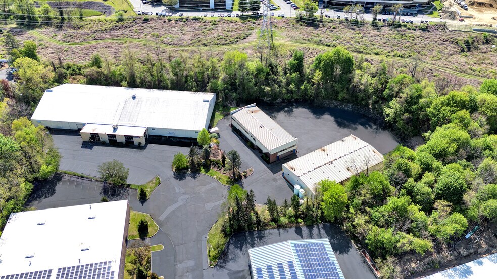 More Photos Of 3 Browns Ln, Hawthorne Warehouse For Lease