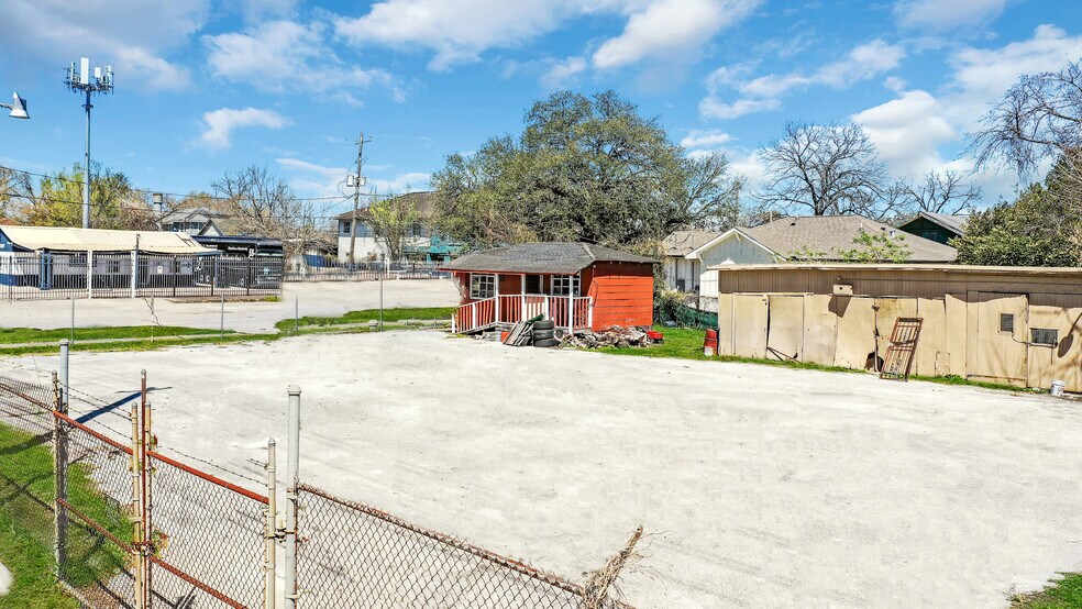 More Photos Of 5701 Harrisburg Blvd, Houston General Retail For Sale