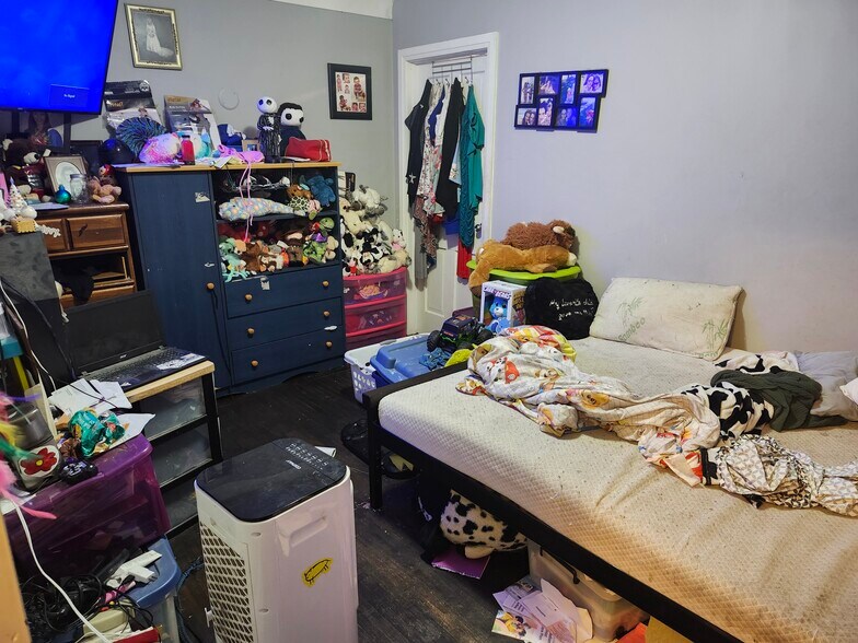 More Photos Of 1499 Main St E, Hamilton Storefront Retail Residential For Sale