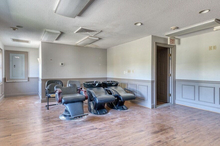 More Photos Of 2404 Main St, Hartford Storefront Retail Office For Sale