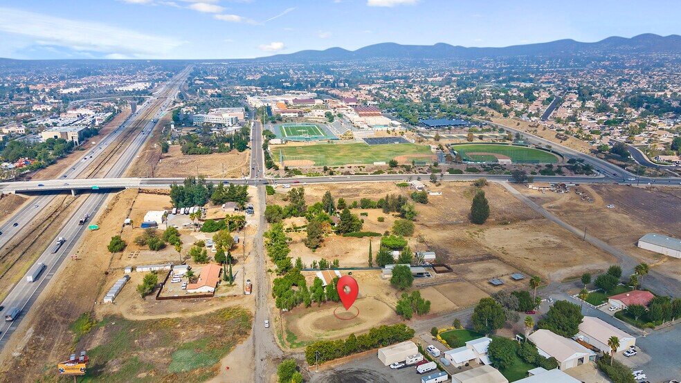 More Photos Of 25110 Monroe Ave, Murrieta Veterinarian Kennel For Sale