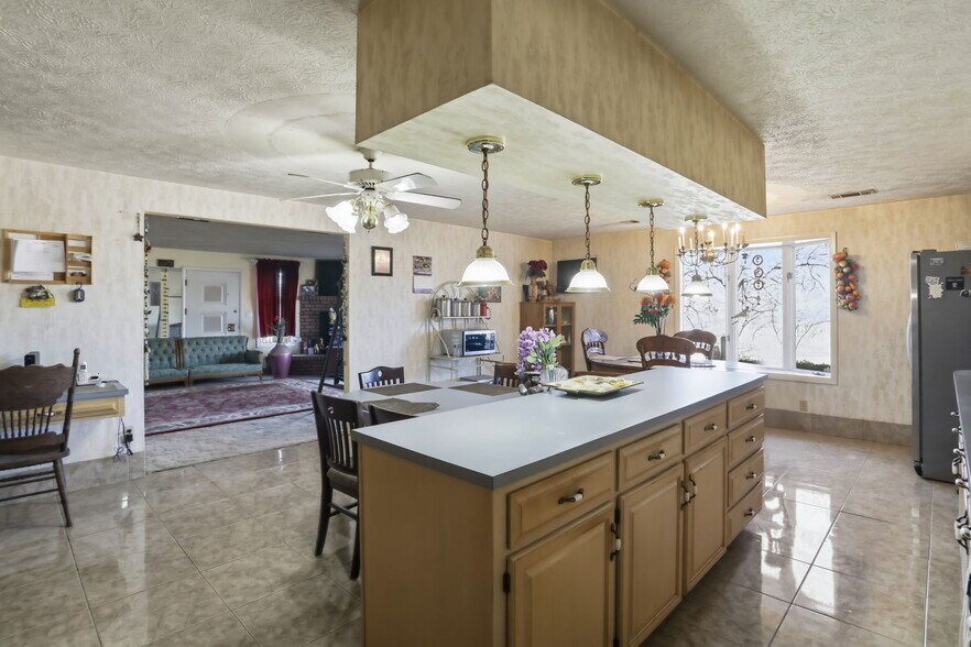 More Photos Of 501 S Breezewood Rd, Breezewood Specialty For Sale