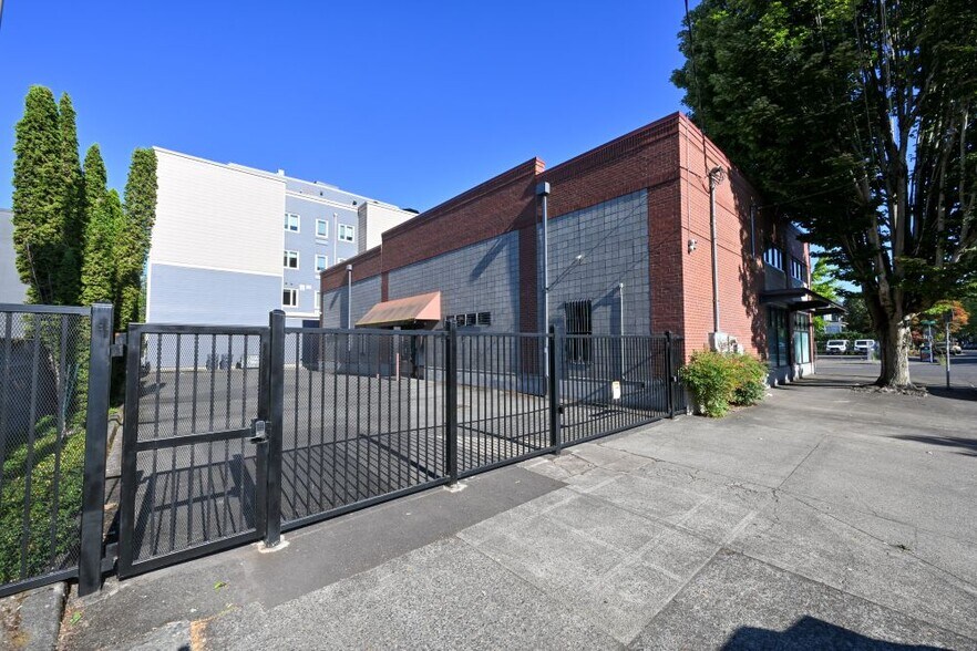 More Photos Of 1636 E Burnside St, Portland Office For Sale