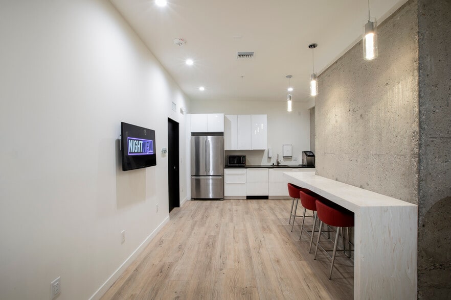 More Photos Of 10824 Burbank Blvd, North Hollywood Warehouse For Lease