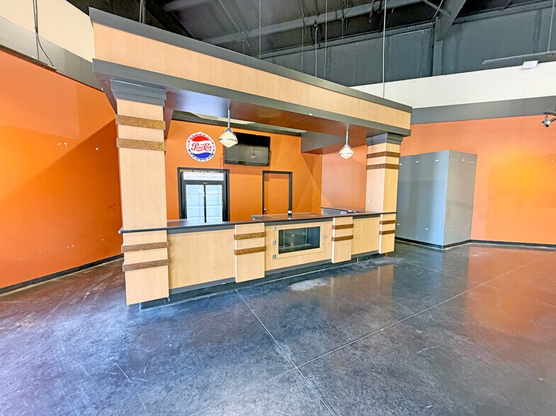 More Photos Of 205 N 44th St, Mount Vernon Showroom For Lease