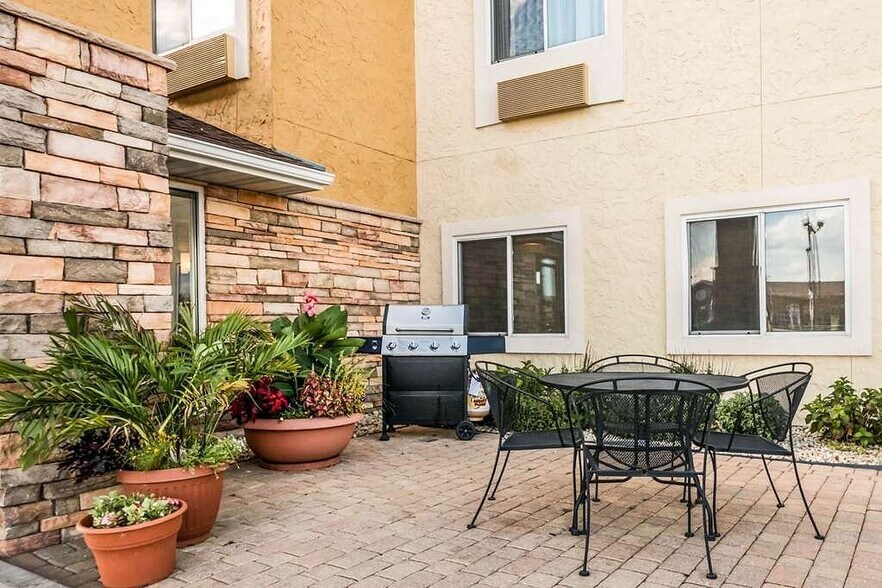 More Photos Of 120 W Stevenson Rd, Ottawa Hotel For Sale