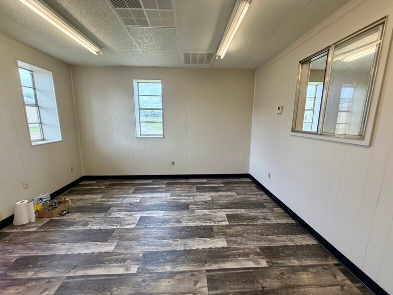 More Photos Of 2000 E Murchison St, Palestine Flex For Sale