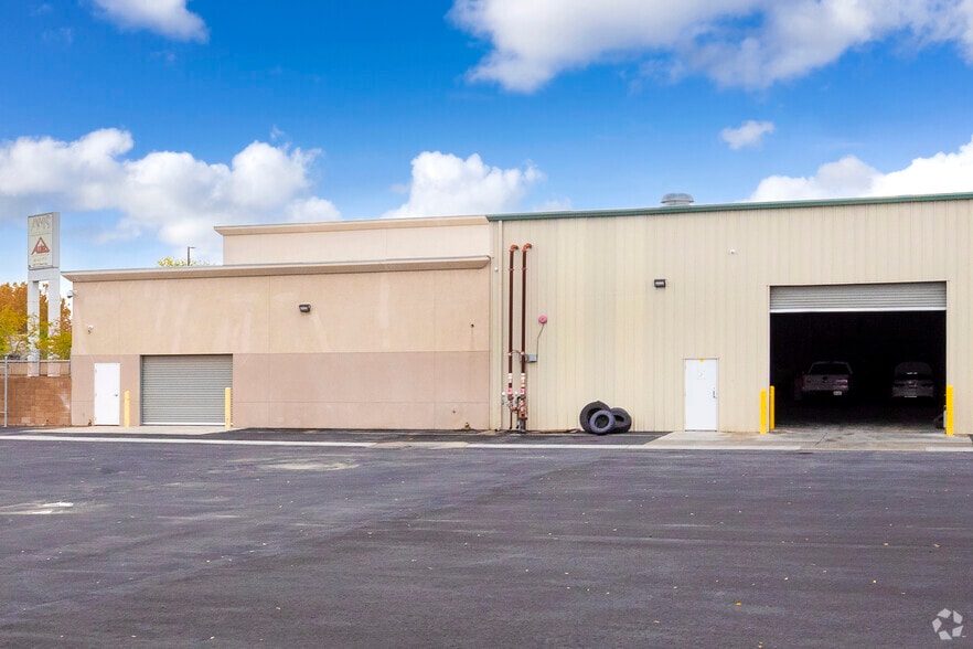 More Photos Of 3401 N Sillect Ave, Bakersfield Distribution For Lease