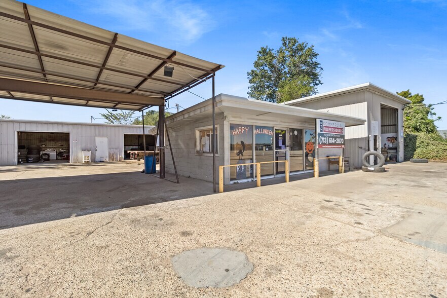 More Photos Of 611 TX-75, Willis General Retail For Lease