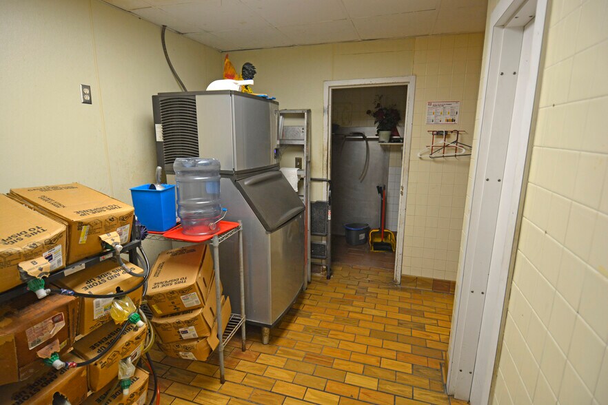 More Photos Of 101 N Us-17, Palatka Drugstore For Sale