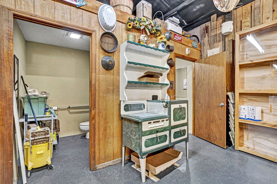 More Photos Of 4033 Geer Hwy, Cleveland General Retail For Sale