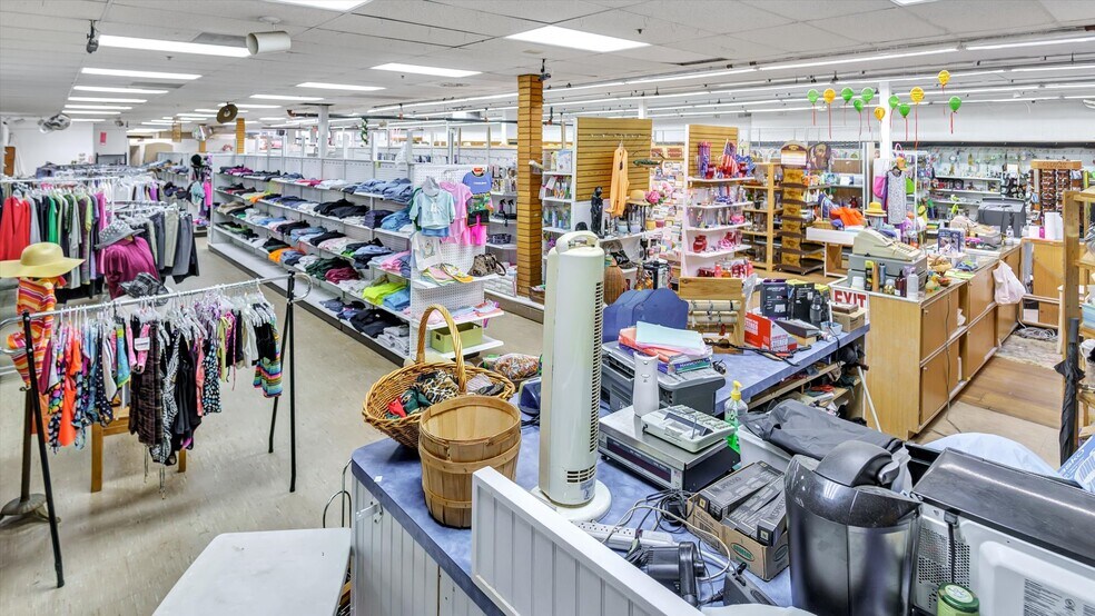 More Photos Of 14 Front St, Greenport Freestanding For Sale