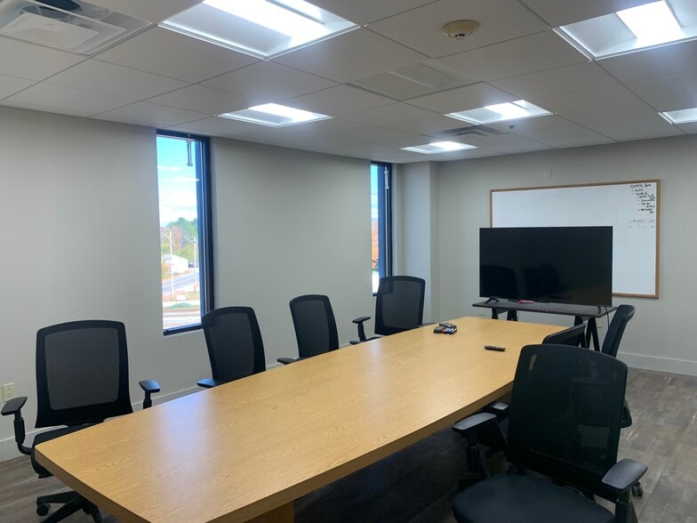 More Photos Of 586 Lewiston Junction Rd, Auburn Distribution For Lease