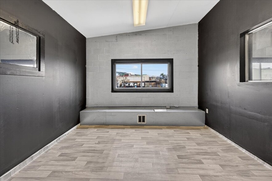 More Photos Of 749 N Plano St, Porterville Warehouse For Sale
