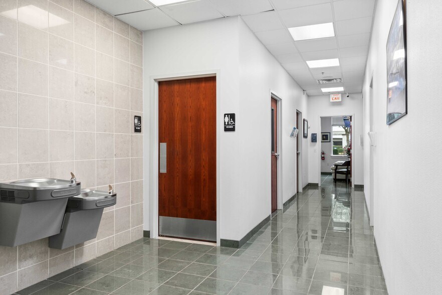 More Photos Of 202 N Texas Ave, Webster Medical For Lease