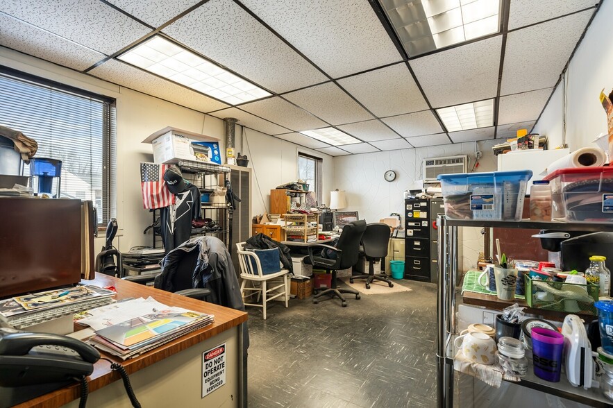 More Photos Of 73 W Walton Blvd, Pontiac Manufacturing For Sale