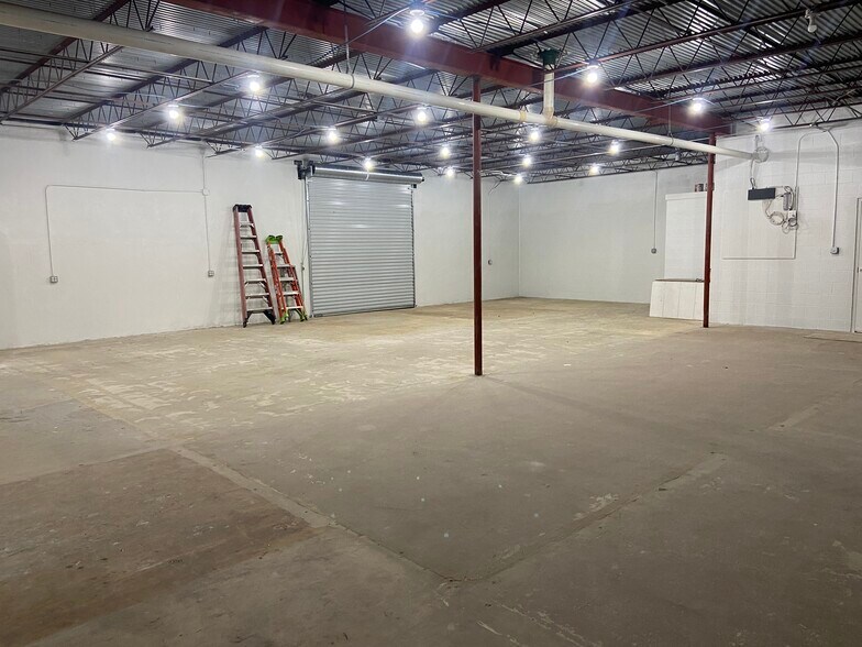 More Photos Of 323 Breesport St, San Antonio Light Distribution For Lease